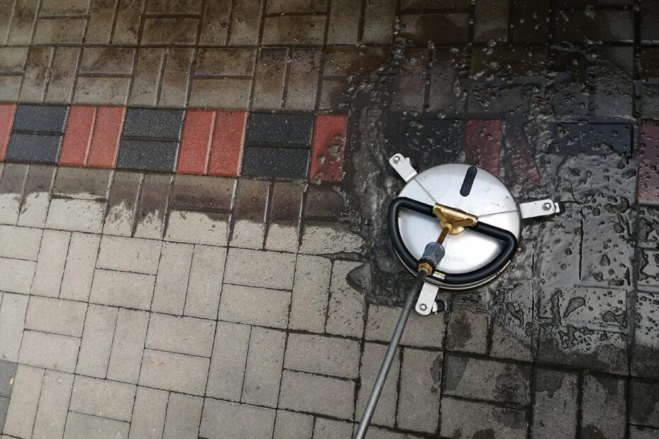 Jak często czyścić kostkę brukową?