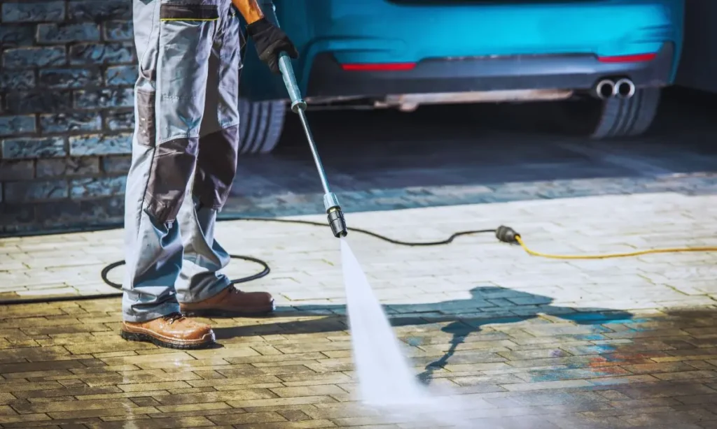 Czyszczenie kostki brukowej przed garażem
