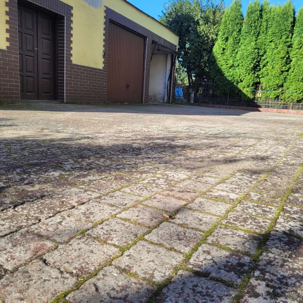 Przed czyszczeniem i uzupełnieniem szczelin piaskiem kwarcowym