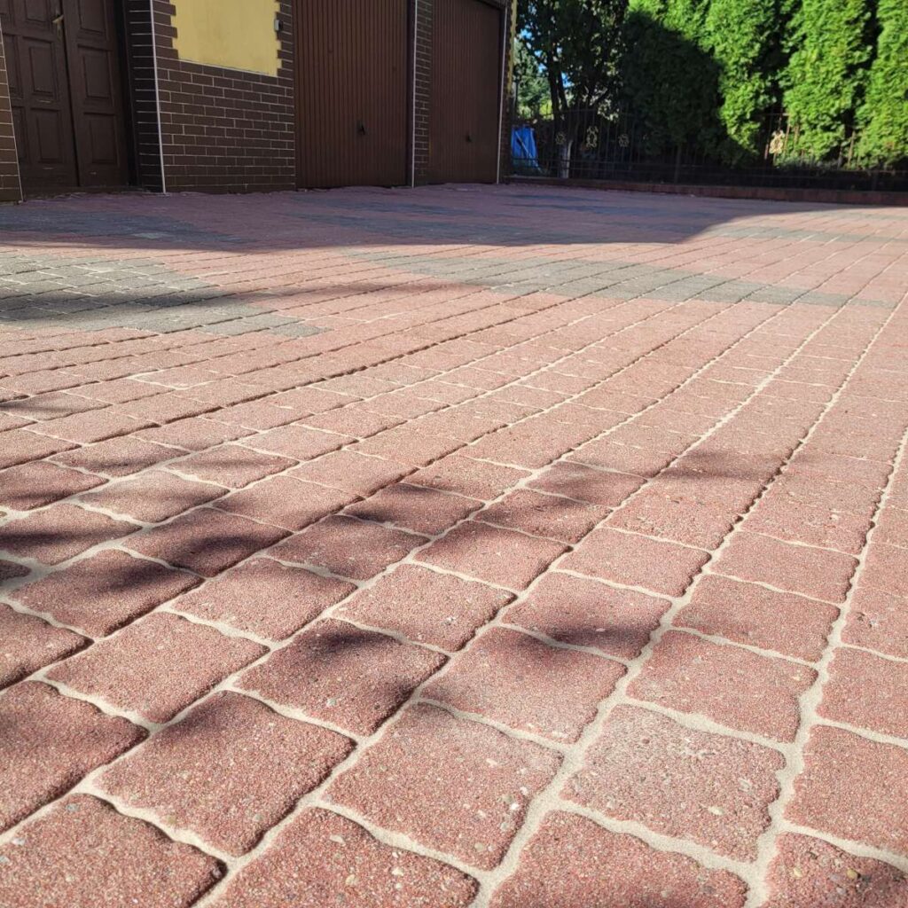 Po czyszczeniu i uzupełnieniu szczelin piaskiem kwarcowym
