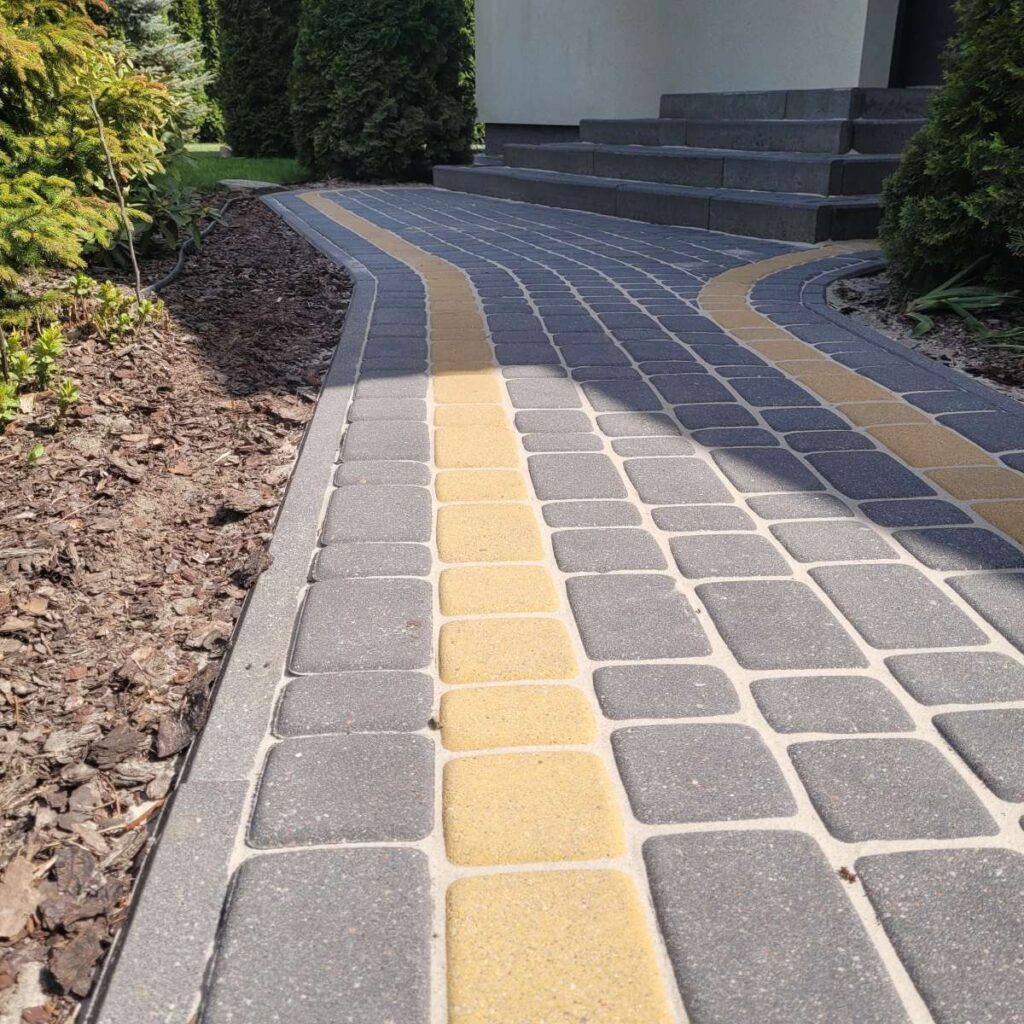 Po czyszczeniu i uzupełnieniu szczelin piaskiem kwarcowym
