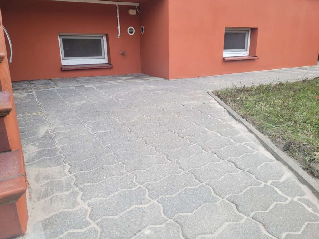 Po czyszczeniu i uzupełnieniu szczelin piaskiem kwarcowym