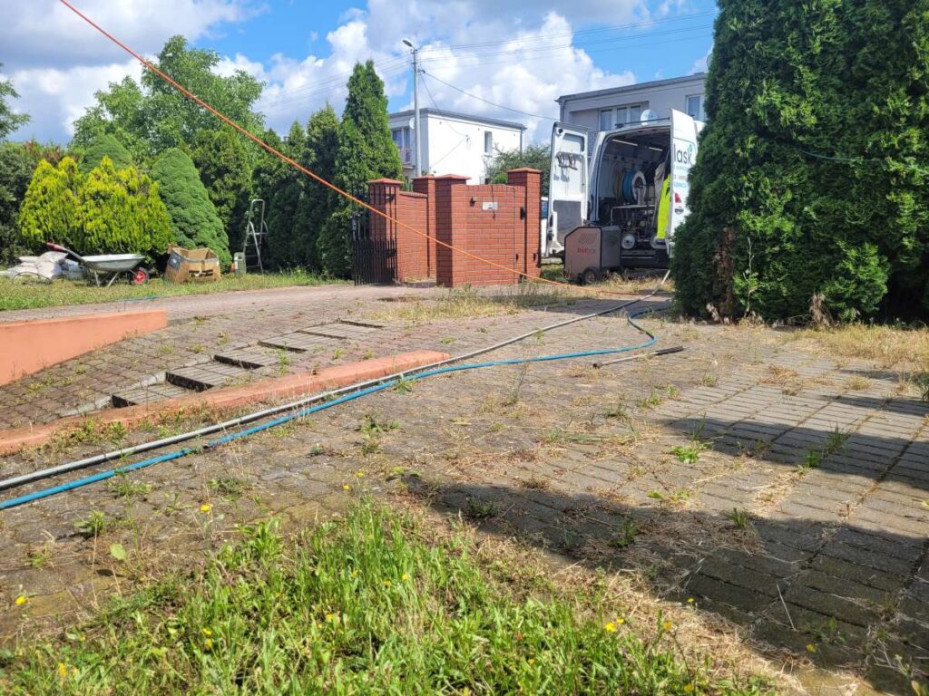 Przed czyszczeniem i uzupełnieniem szczelin piaskiem kwarcowym
