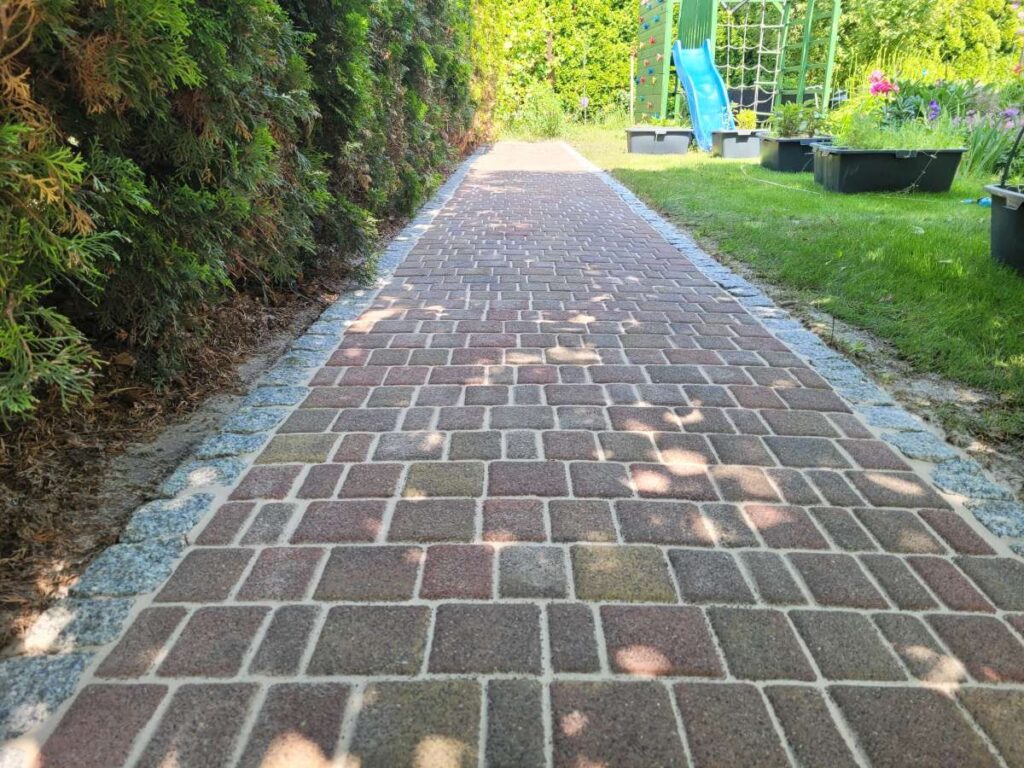 Po czyszczeniu i uzupełnieniu szczelin piaskiem kwarcowym
