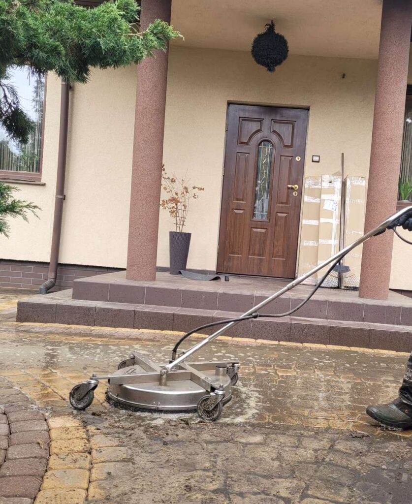 Profesjonalne mycie kostki brukowej talerzem czyszczącym – AdBlask, Inowrocław