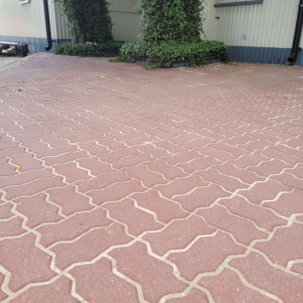 Czysta kostka brukowa po myciu i uzupełnieniu fug piaskiem kwarcowym – parking w Inowrocławiu