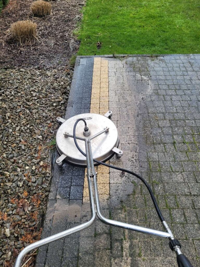 Mycie kostki brukowej Poznań talerzem ciśnieniowym na podjeździe przy domu