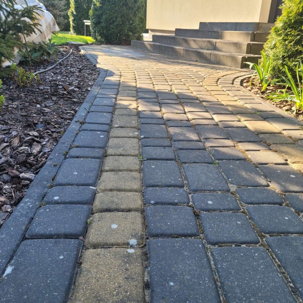 Przed czyszczeniem i uzupełnieniem szczelin piaskiem kwarcowym