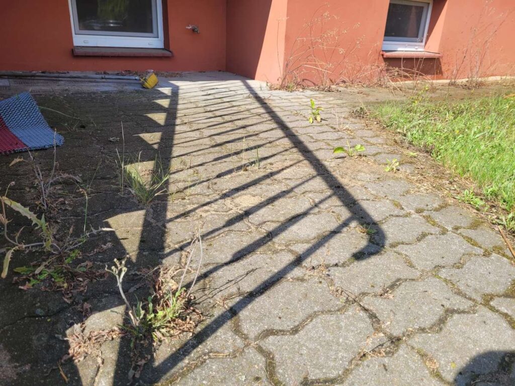 Przed czyszczeniem i uzupełnieniem szczelin piaskiem kwarcowym