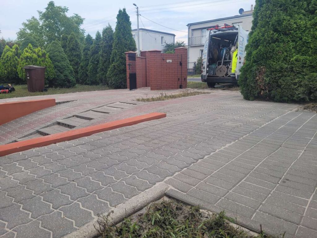 Po czyszczeniu i uzupełnieniu szczelin piaskiem kwarcowym
