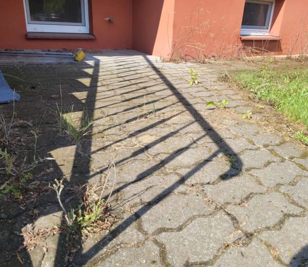 Przed czyszczeniem i uzupełnieniem szczelin piaskiem kwarcowym Przed czyszczeniem i uzupełnieniem szczelin piaskiem kwarcowym
