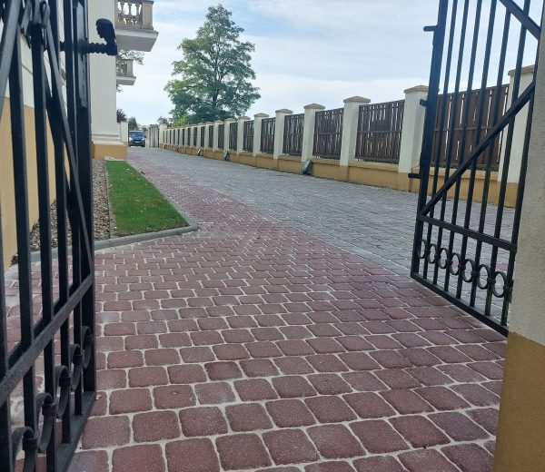 Po czyszczeniu i uzupełnieniu szczelin piaskiem kwarcowym