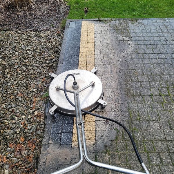 w-trakcie-czyszczenia-kostki-brukowej