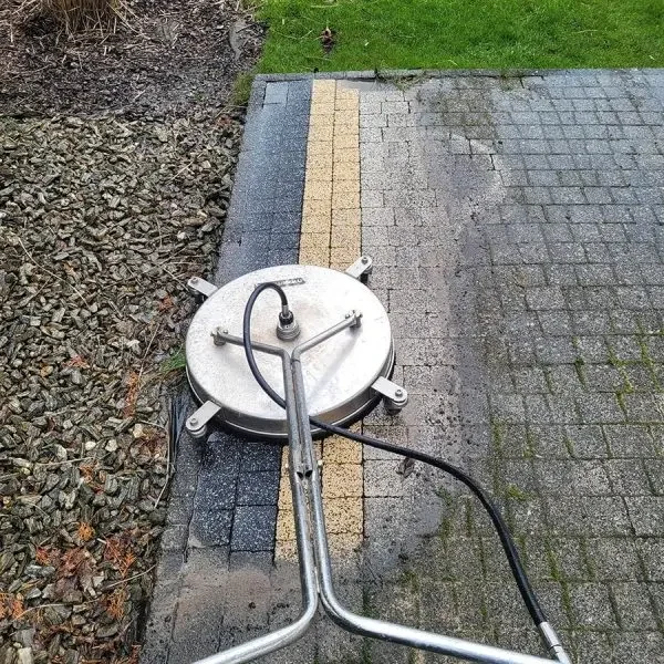 Czyszczenie kostki brukowej u klienta